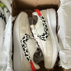 NIKE waffle debut running shoes leopard print woman’s size 8